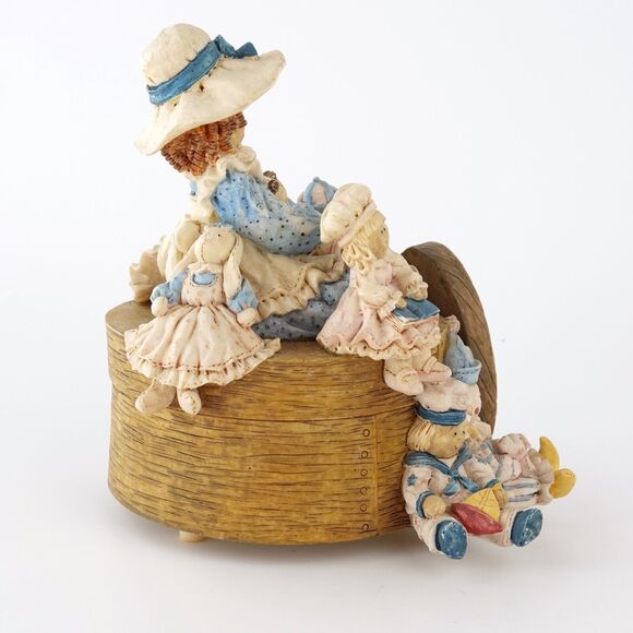 SAN FRANCISCO MUSIC BOX CO MUSICAL FIGURINE DOLLS HEART TUGS COLLECTING FRIENDS - Picture 2 of 16